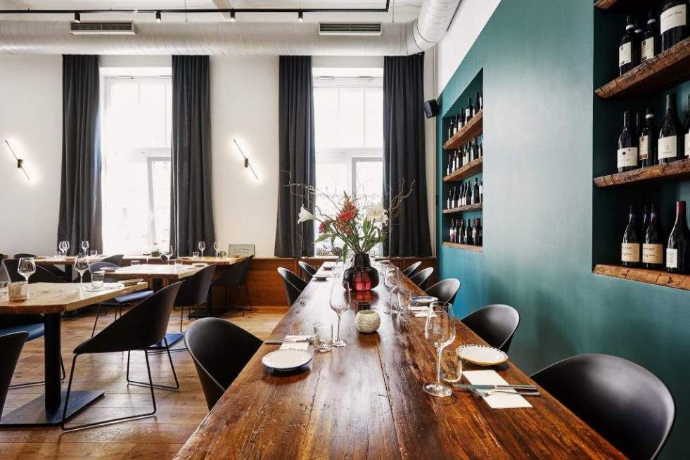 Langer Tisch in der Caruso Pastabar